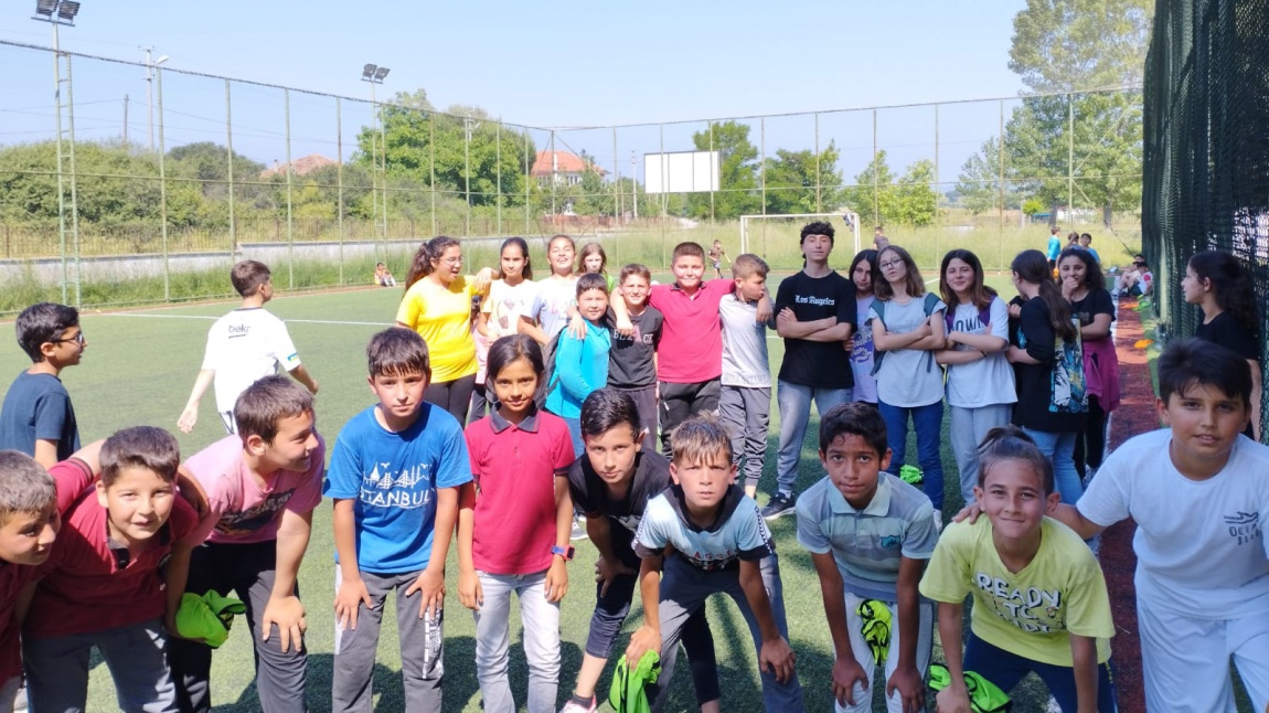 Cumhuriyet İlkokulu ve Sarıbeyler İlkokulu Futbol Karşılaşması
